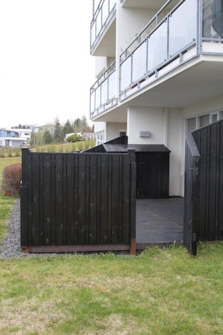 Quiet And Cozy Apartment With A Lake View Reykjavík Exterior photo